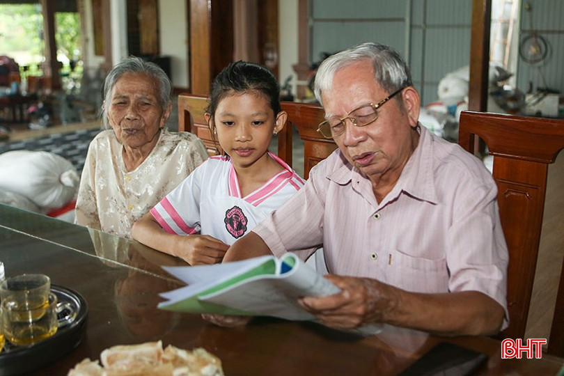 Lòng nhân ái, tinh thần hiếu học là những giá trị truyền thống được ông Lê Ngọc Thạch và bà Trần Thị Sửu trao truyền cho con cháu, nhằm kiến tạo gia đình hạnh phúc. bqbht_br_a3.jpg