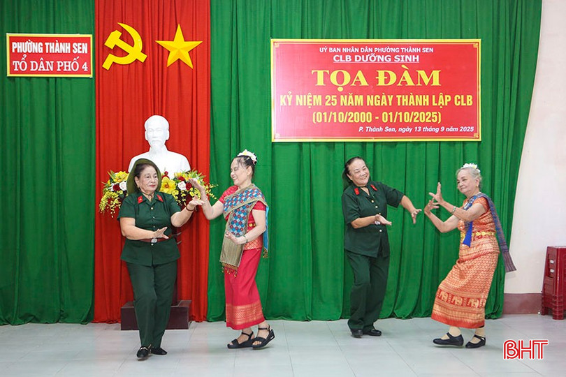 Không chỉ tập luyện, các thành viên CLB dưỡng sinh phường Thành Sen còn tham gia giao lưu văn nghệ, các hoạt động xã hội khác. bqbht_br_a2.jpg