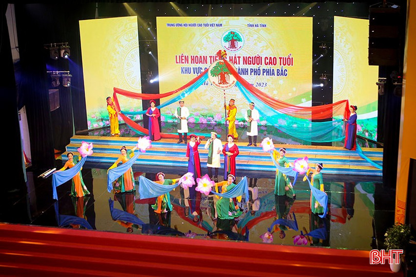 Nhờ sự chăm lo của toàn xã hội, phong trào văn hóa, văn nghệ người cao tuổi Hà Tĩnh trở thành điểm sáng của cả nước. Trong ảnh: Tiết mục của Đoàn Hà Tĩnh tại Liên hoan Tiếng hát người cao tuổi các tỉnh, thành phố khu vực phía Bắc tổ chức tại Hà Tĩnh cuối năm 2023. bqbht_br_a4.jpg