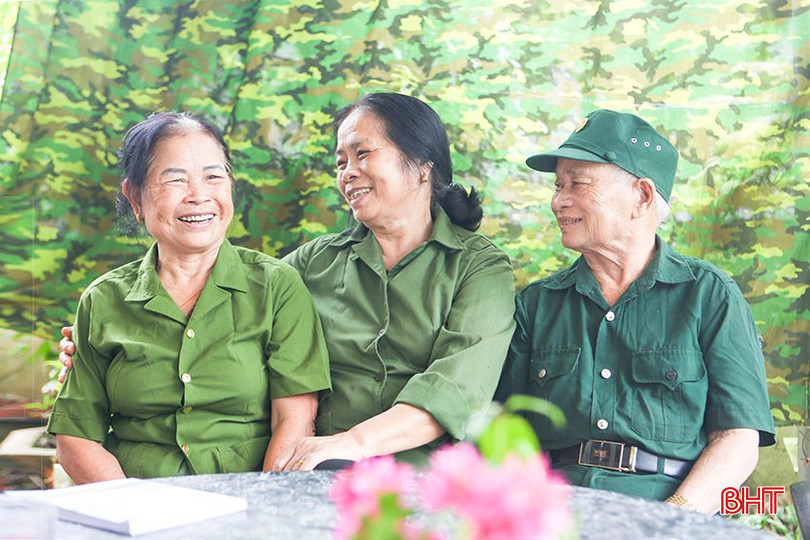 Các cựu TNXP Ngô Thị Nghĩa, Nguyễn Thị Hoa Hồng và Võ Trí Vừa cùng ôn lại ký ức những ngày sôi nổi chiến đấu trên các tuyến đường trong mưa bom bão đạn. bqbht_br_a4-1613.jpg
