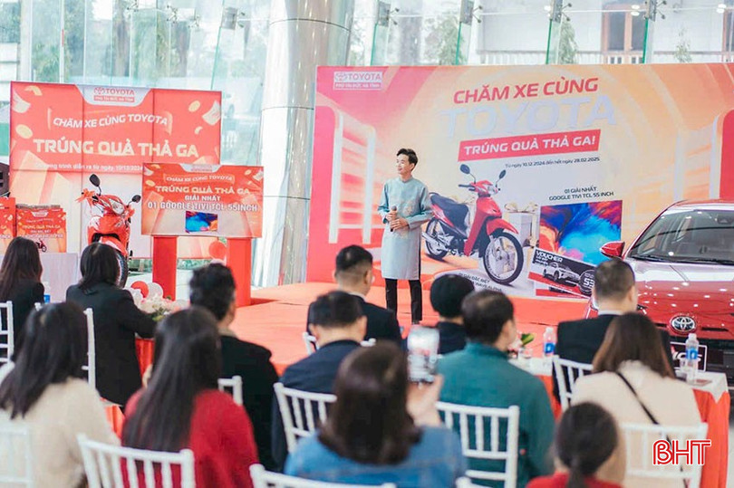 Nhu cầu nghe, xem biểu diễn dân ca ví, giặm đã bắt đầu được công chúng đón nhận như một sản phẩm giải trí trong các sự kiện. Trong ảnh: Ca sỹ Xuân Trường biểu diễn tại một chương trình quảng bá sản phẩm của một doanh nghiệp. bqbht_br_a3.jpg