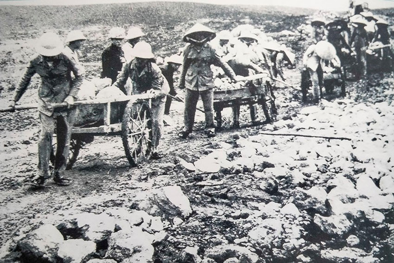 Lực lượng TNXP làm nhiệm vụ san lấp, thông đường tại Ngã ba Đồng Lộc năm 1968. Ảnh tư liệu a1-7240.jpg