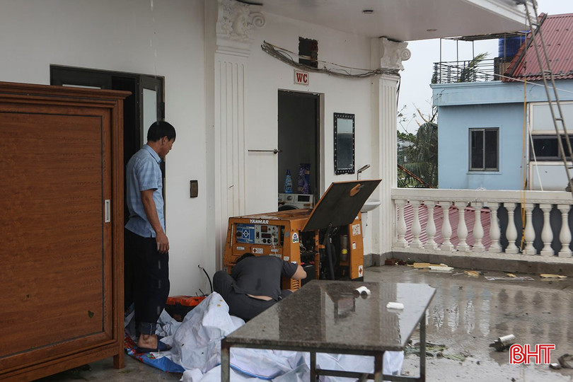 Anh Nguyễn Văn Miền - Chủ nhà hàng 007 tại bãi tắm Xuân Hải cho biết: "Ước tính bão số 5 gây thiệt hại cho cơ sở chúng tôi khoảng trên 400 triệu đồng. Để kịp thời khắc phục hậu quả, tôi đã huy động người nhà, thuê nhân công dọn dẹp, khắc phục các công trình hư hỏng để sớm ổn định hoạt động kinh doanh". Anh Nguyễn Văn Miền - Chủ nhà hàng 007 tại bãi tắm Xuân Hải cho biết: "Ước tính bão số 5 gây thiệt hại cho cơ sở chúng tôi khoảng trên 400 triệu đồng. Để kịp thời khắc phục hậu quả, tôi đã huy động người nhà, thuê nhân công dọn dẹp, khắc phục các công trình hư hỏng để sớm ổn định hoạt động kinh doanh".