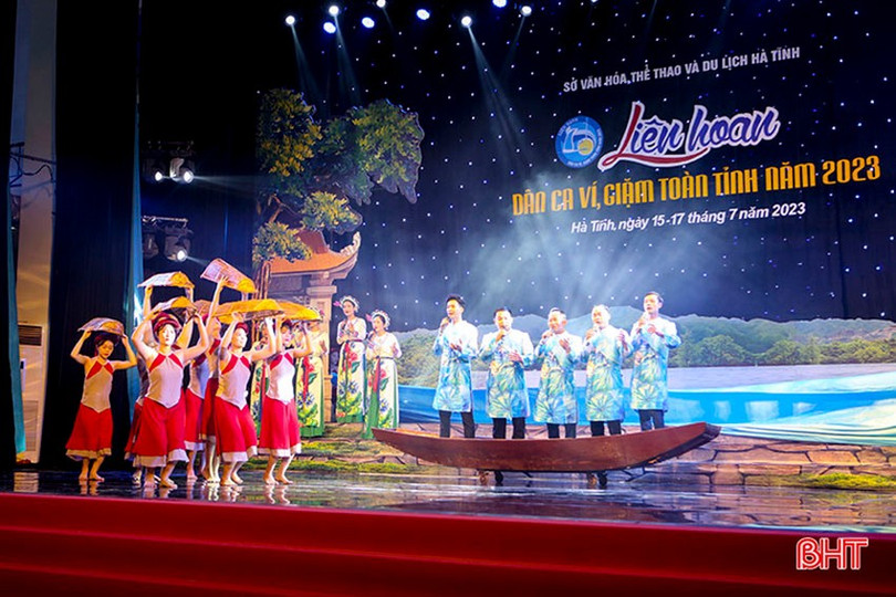 Hiện, hầu hết các CLB dân ca ví, giặm tại các địa phương do Trung tâm Văn hóa -Truyền thông cấp huyện quản lý. Trong ảnh: Tiết mục của CLB dân ca ví, giặm xã Cẩm Mỹ (Cẩm Xuyên) tham gia Liên hoan Dân ca ví, giặm toàn tỉnh năm 2023. b6.jpg