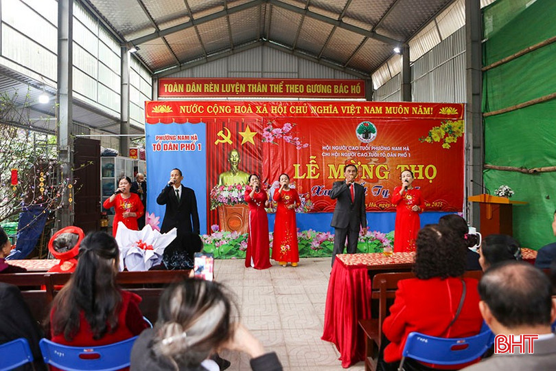 Chương trình văn nghệ sôi nổi mở đầu lễ mừng thọ tại Nhà văn hóa tổ dân phố 1 (phường Nam Hà, TP Hà Tĩnh). bqbht_br_a1.jpg