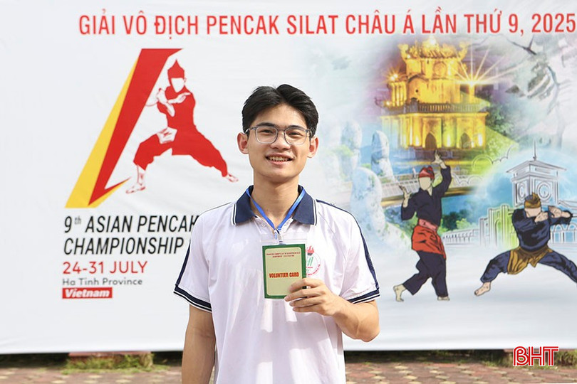 Em Trần Đăng Khôi - học sinh lớp 12 Anh (Trường THPT Chuyên Hà Tĩnh) hào hứng khi trở thành tình nguyện viên của giải đấu, tự tin làm "sứ giả" quảng bá quê hương đến bạn bè quốc tế. bqbht_br_a7.jpg
