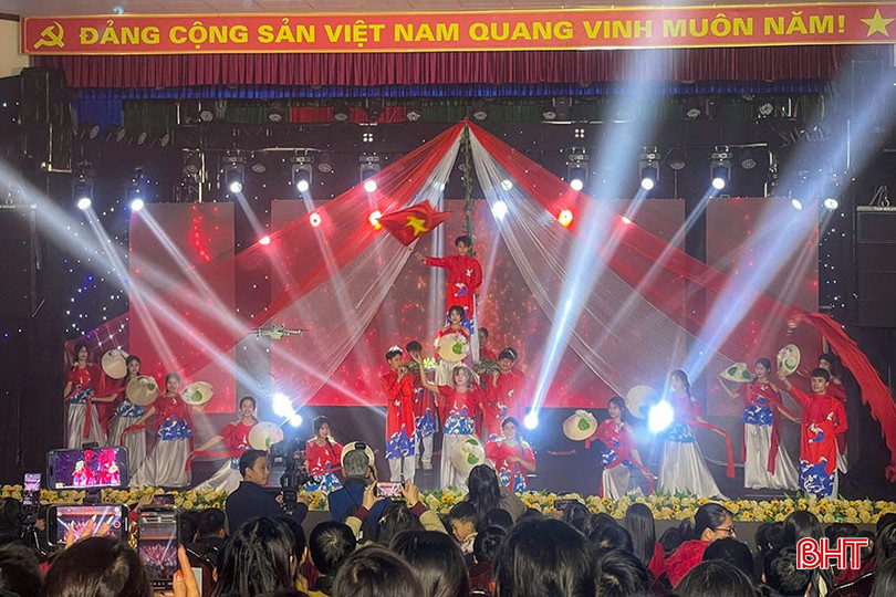 Tiết mục văn nghệ tại chương trình "“Xuân ấm tình người” chung tay vì người nghèo đón tết Ất Tỵ năm 2025, tại thị trấn Cẩm Xuyên tối 10/1. bqbht_br_a3-2013.jpg
