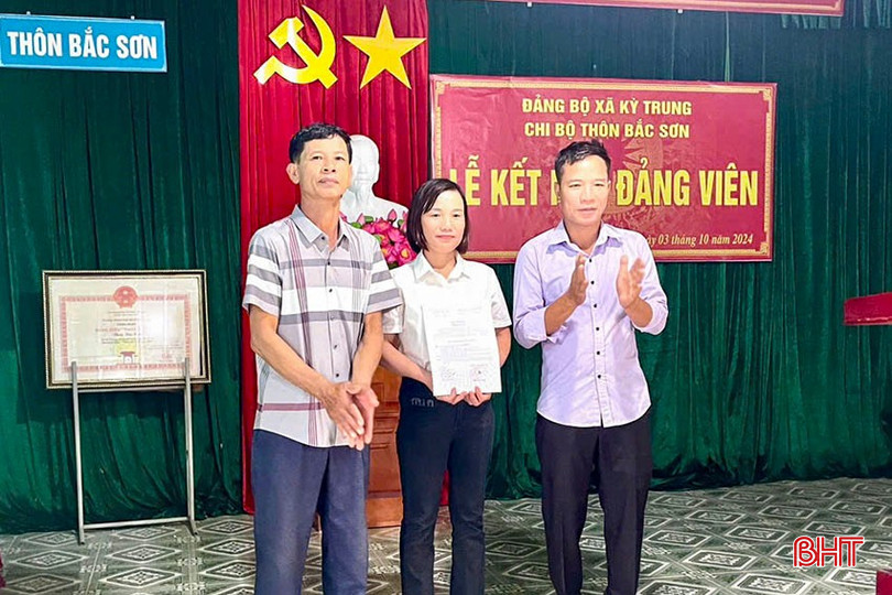 Chị Nguyễn Thị Hương - Chi hội trưởng Chi hội phụ nữ thôn Bắc Sơn (xã Kỳ Trung, huyện Kỳ Anh) trong lễ kết nạp đảng viên vào tháng 10/2024. bqbht_br_a3.jpg