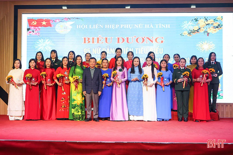 Lãnh đạo tỉnh và Hội LHPN Hà Tĩnh biểu dương 95 nữ đảng viên tiêu biểu có nhiều đóng góp trên các lĩnh vực của đời sống xã hội, nhân kỷ niệm 95 năm Ngày thành lập Đảng Cộng sản Việt Nam (3/2/1930 - 3/2/2025) và 95 năm thành lập Đảng bộ tỉnh Hà Tĩnh (3/1930 - 3/2025). bqbht_br_a10.jpg