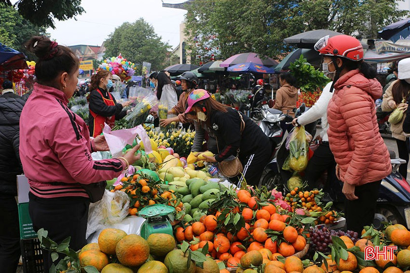 Tùy vào vùng miền, các chợ truyền thống ở các địa phương bày bán những sản phẩm đặc trưng. Trong ảnh: Đặc sản cam luôn xuất hiện trong các chợ phiên ở Hương Sơn vào tháng Chạp. bqbht_br_a3.jpg