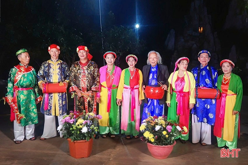 Phường hát sắc bùa mừng xuân của CLB Dân ca ví, giặm xã Kỳ Bắc (huyện Kỳ Anh). bqbht_br_a3.jpg