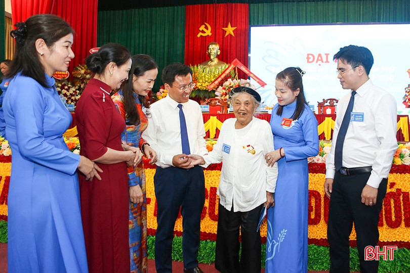 Mẹ Việt Nam Anh hùng Trần Thị Huyến trò chuyện với lãnh đạo Hội LHPN tỉnh, phường Trần Phú và cán bộ hội viên phụ nữ phường, bên lề Đại hội Phụ nữ phường, nhiệm kỳ 2025-2030. bqbht_br_a1-4147.jpg