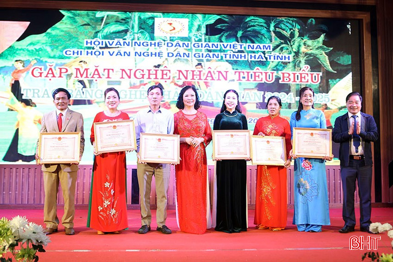 Phó Trưởng ban Tuyên giáo và Dân vận Tỉnh ủy Nguyễn Xuân Hải cùng lãnh đạo Chi hội VNDG Việt Nam tại Hà Tĩnh trao bằng chứng nhận Nghệ nhân dân gian cho các hội viên. bqbht_br_a4.jpg