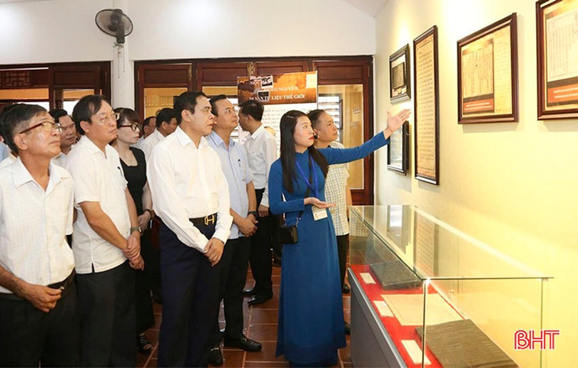 Chủ tịch UBND tỉnh Võ Trọng Hải và các đại biểu tham quan trưng bày giới thiệu chuyên đề "Đại thi hào Nguyễn Du qua tư liệu mộc bản triều Nguyễn" tại lễ giỗ lần thứ 204 của Đại thi hào (tháng 9/2024). z6164737700725-420a6d66341544a65bf338bd15995621.jpg