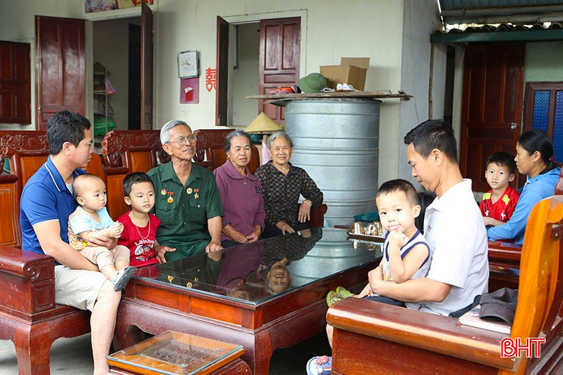 Ông Phan Trọng An ôn lại quá trình tham gia chiến dịch Hồ Chí Minh giải phóng Sài Gòn cùng con cháu và bà con trong thôn. bqbht_br_a4-6511.jpg