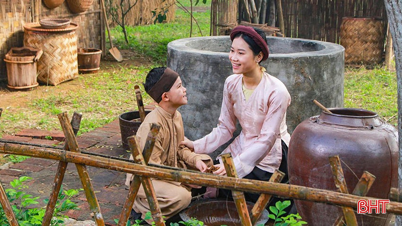 Diễn viên Hoàng Phượng hóa thân thành bà Trần Thị Tần - mẹ của Đại thi hào Nguyễn Du trong bộ phim cùng tên... bqbht_br_a5.jpg