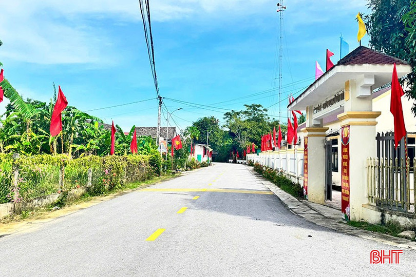 Một góc nông thôn mới trước Đình làng Tứ Mỹ hôm nay. bqbht_br_b5.jpg