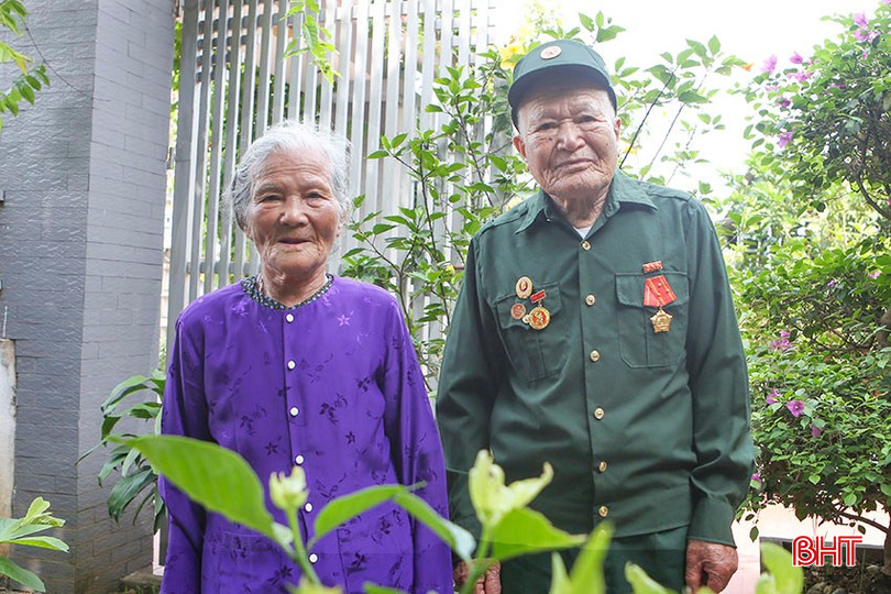 Ông Nguyễn Xuân Vinh cùng vợ là bà Phan Thị Sính (SN 1937). bqbht_br_a3.jpg