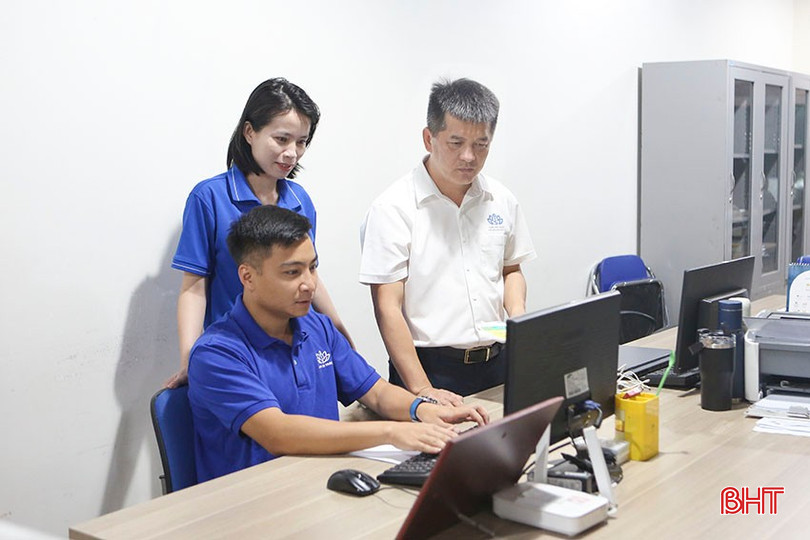 Ông Nguyễn Tiến Trình (áo trắng) chỉ đạo nhân viên lên kế hoạch chuẩn bị cho việc quảng bá và kết nối tour dành cho VĐV, cổ động viên quốc tế tham gia giải đấu. bqbht_br_a3.jpg