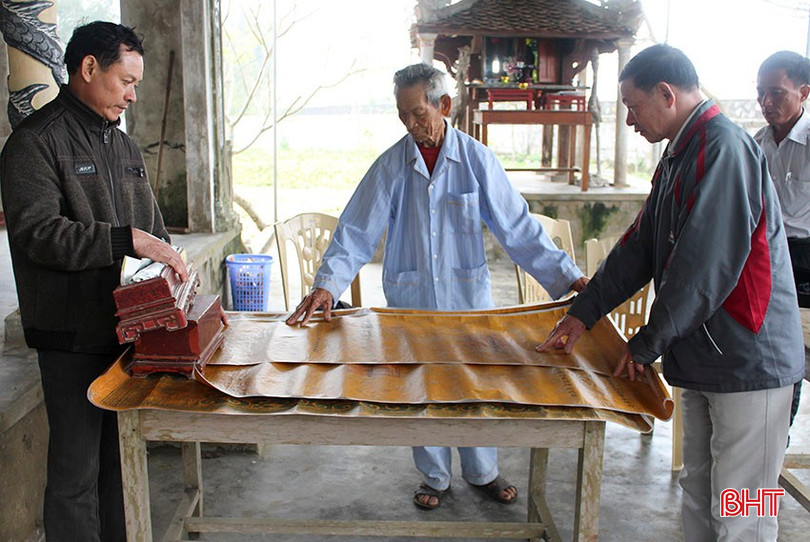 Cán bộ Bảo tàng Hà Tĩnh sưu tầm sắc phong cổ trong một chuyến đi về các làng cổ Thạch Hà. bqbht_br_a4.jpg