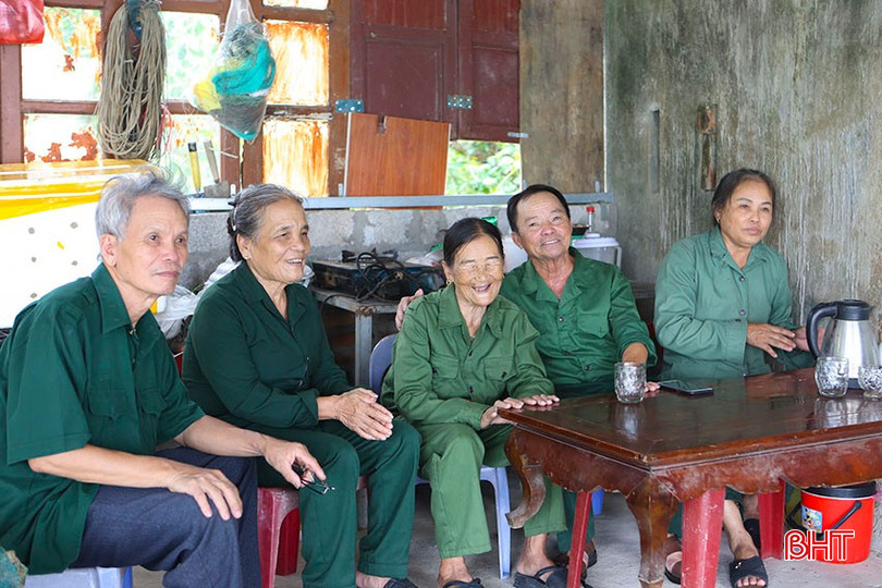 Ông Hoàng Văn Bé cùng các hội viên Hội cựu TNXP xã Đan Hải gặp mặt ôn lại truyền thống lực lượng nhân dịp kỷ niệm 75 năm Ngày thành lập TNXP. bqbht_br_a5.jpg
