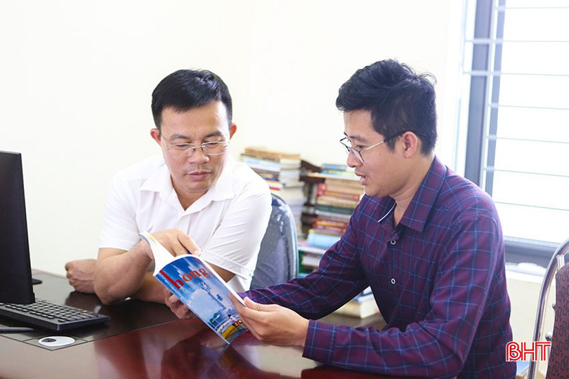 Tiến sỹ Nguyễn Tùng Lĩnh - Phó Chủ tịch Hội Liên hiệp VHNT Hà Tĩnh trao đổi với tác giả Trần Anh Đức về các sáng tác mới trên Tạp chí Hồng Lĩnh, ấn phẩm chủ lực của hội. bqbht_br_a2.jpg