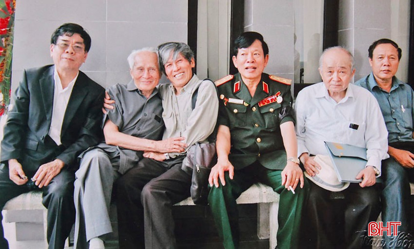 Nhà báo Đậu Ngọc Đản (ngoài cùng bên trái) cùng các đồng đội trong một cuộc gặp gỡ gần đây. bqbht_br_a9.jpg