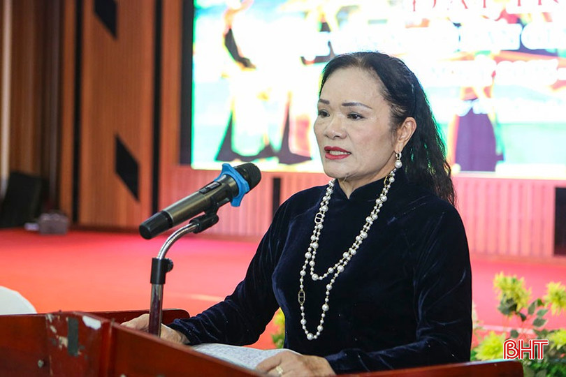 Nghệ nhân Võ Thị Kiều Thanh tham luận đề tài: Phát huy vai trò xã hội hóa trong duy trì hoạt động của CLB dân ca ví, giặm. bqbht_br_a3.jpg