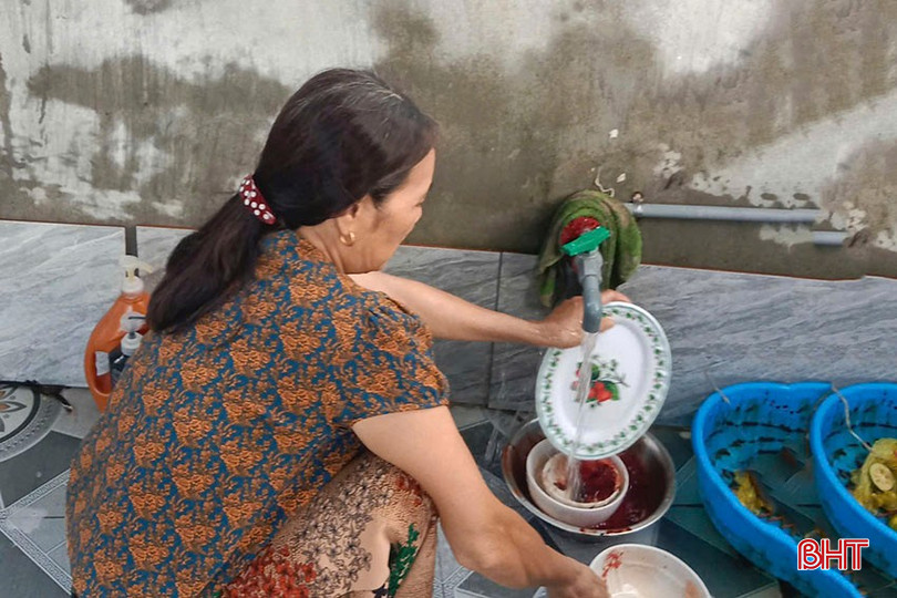 Người dân xã Hồng Lộc phấn khởi sau khi nước sạch từ nhà máy nước Cu Lây cấp trở lại sau bão. bqbht_br_a5.jpg