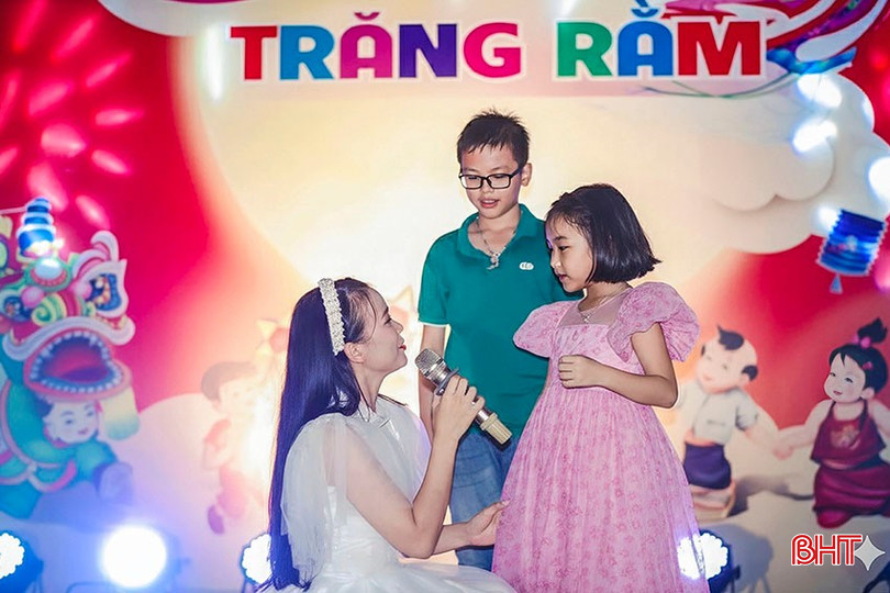 លោកស្រី Hang Nga (Le Thuong) សំណេះសំណាលជាមួយកុមារក្នុងកម្មវិធីពិធីបុណ្យពាក់កណ្តាលរដូវស្លឹកឈើជ្រុះ។ bqbht_br_b3.jpg