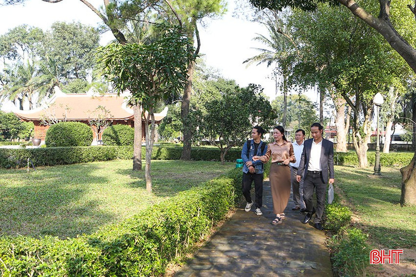 Cán bộ Ban Quản lý Khu di tích Nguyễn Du (Nghi Xuân) tham khảo chuyên gia thiết kế tạo điểm nhấn điểm check in phục vụ du khách dịp xuân Ất Tỵ 2025. bqbht_br_a9.jpg
