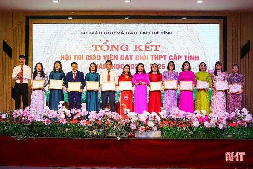 Trao giải khuyến khích cho các giáo viên đạt giải. bqbht_br_a5.jpg