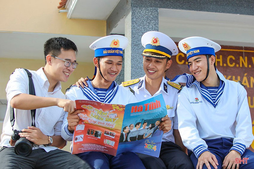 Ngày nay, Báo Hà Tĩnh ngày càng phát triển vươn xa mọi miền đất nước và nước ngoài bằng nhiều loại hình: Báo in, Báo điện tử, Truyền hình, Phát thanh.. Trong ảnh: Báo Hà Tĩnh đến với các chiến sỹ trên đảo Trường Sa. a8.jpg