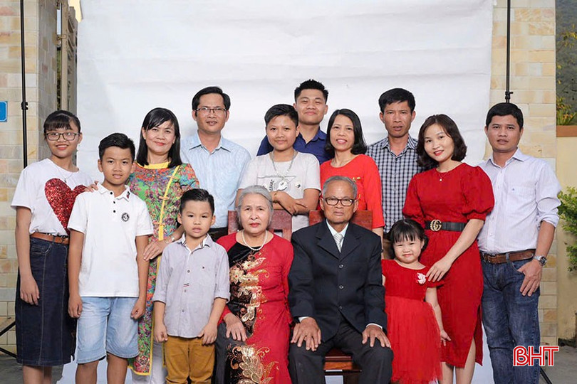 Đại gia đình ông Kiều Minh Khánh và bà Nguyễn Thị Dung, gồm các con, dâu, rể và các cháu nội, ngoại trong lần gặp mặt cách đây 2 năm. Ảnh: Gia đình cung cấp. bqbht_br_a7.jpg