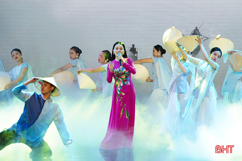 Ca sỹ Đinh Thành Lê và tốp múa Nhà hát NTTT tỉnh biểu diễn ca khúc "Đôi bờ ví, giặm'. bqbht_br_a4.jpg
