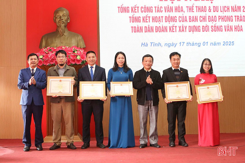 ...trao danh hiệu Tập thể lao động xuất sắc cho 2 đơn vị và bằng khen UBND tỉnh cho 4 cá nhân có thành tích xuất sắc. bqbht_br_c4.jpg