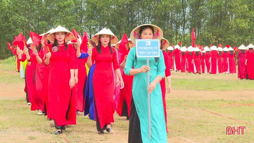 Hội LHPN xã Kỳ Thượng (huyện Kỳ Anh) tổ chức diễu hành "Duyên dáng áo dài phụ nữ Hà Tĩnh". bqbht_br_a5.jpg