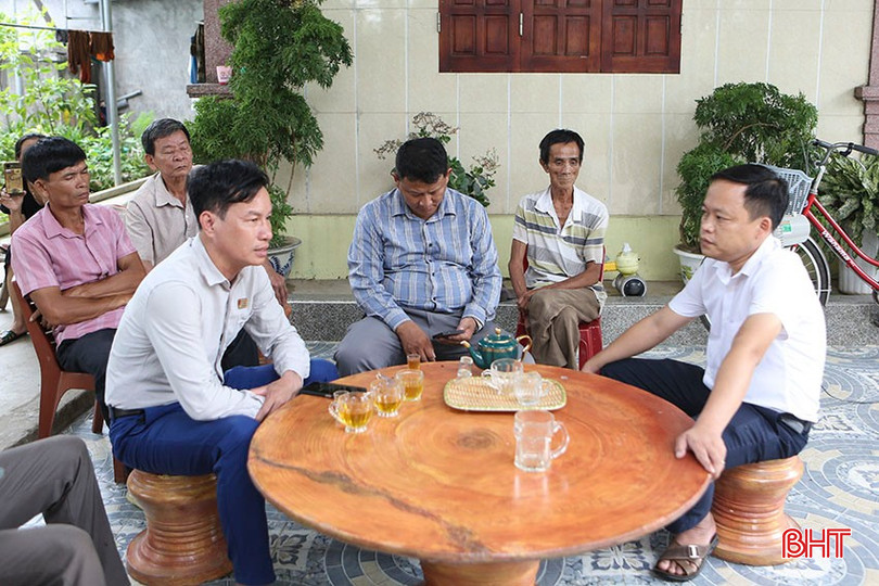 Nhận được tin báo, đại diện cơ quan chủ quản (ngoài cùng bên phải) đã có mặt tại hiện trường để nắm bắt tình hình. bqbht_br_a4.jpg