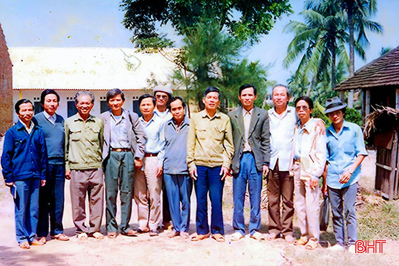 Các đồng chí lãnh đạo tỉnh và Ban Chấp hành Hội Văn học nghệ thuật Hà Tĩnh những ngày đầu tái lập tỉnh (năm 1992). Ảnh tư liệu bqbht_br_b1.jpg