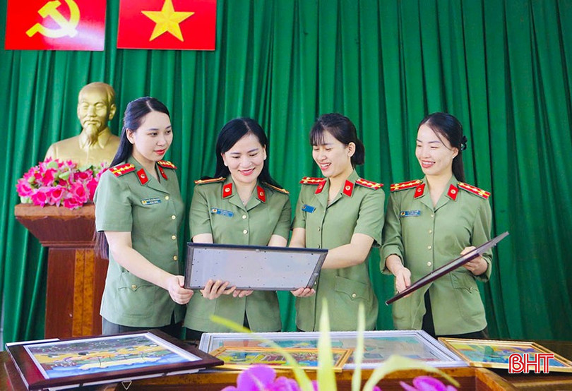 Trung tá Lê Thị Hồng Loan (thứ 2, từ trái sang)-Trưởng ban Phụ nữ Công an tỉnh cùng các thành viên trong ban thẩm định các tác phẩm tham dự cuộc thi “Viết, vẽ về “Con yêu bố, mẹ - Người chiến sĩ CAND” năm 2025 bqbht_br_a1.jpg