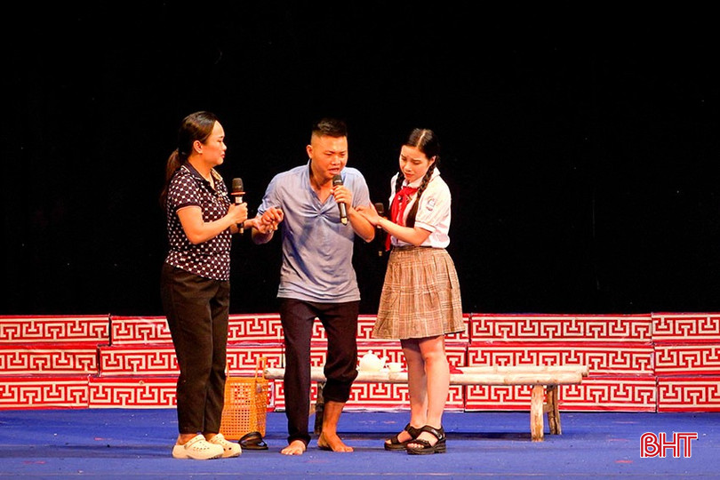 Một cảnh trong vở kịch ngắn "Xin hãy yêu thương" do Trung tâm Văn hóa, Điện ảnh và Xúc tiến du lịch Hà Tĩnh dàn dựng phục vụ cho công tác tuyên truyền gia đình thời gian tới. bqbht_br_a1.jpg