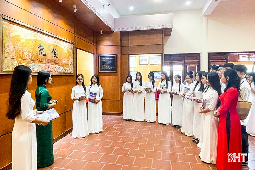 Trường THPT Nghi Xuân tổ chức chương trình ngoại khóa giúp học sinh tham quan, tìm hiểu về các giá trị di sản Nguyễn Du và Truyện Kiều tại khu di tích Đại thi hào. bqbht_br_a2.jpg