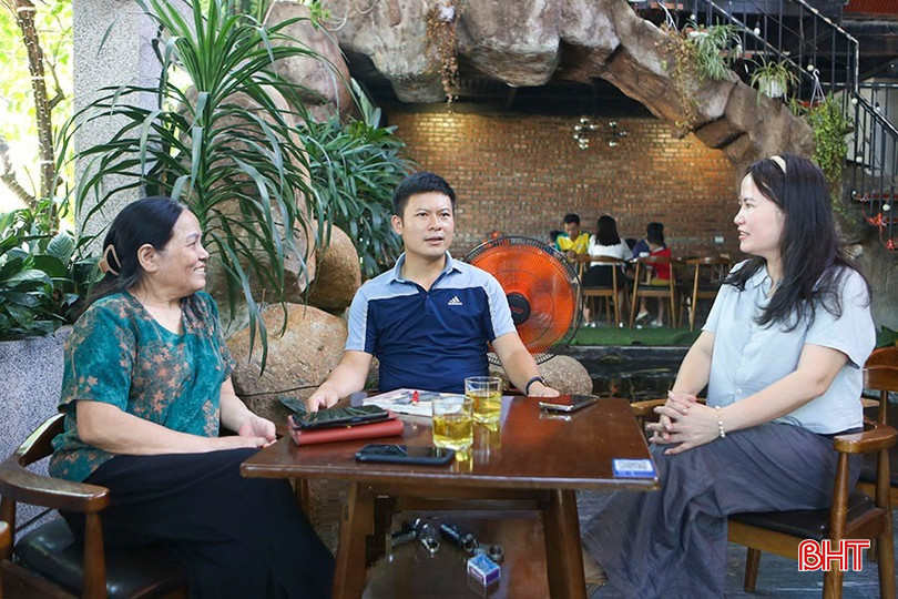 Từ sau lần người bố được cứu sống, chị Trần Thị Ngọc Bé (bên phải) cùng gia đình luôn xem Trung tá Đặng Đình Tài và các chiến sỹ công an tham gia hiến máu như người thân thiết. bqbht_br_a1.jpg