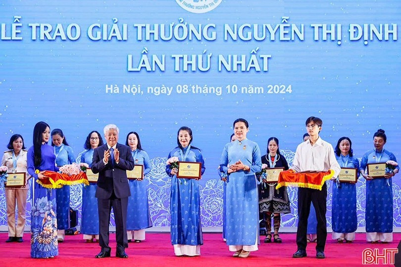 Frau Pham Thi Huong, Präsidentin der Frauenunion des Bezirks Ky Anh, erhielt im Oktober 2024 in Hanoi den Nguyen Thi Dinh-Preis. 1-9941-3590.jpg