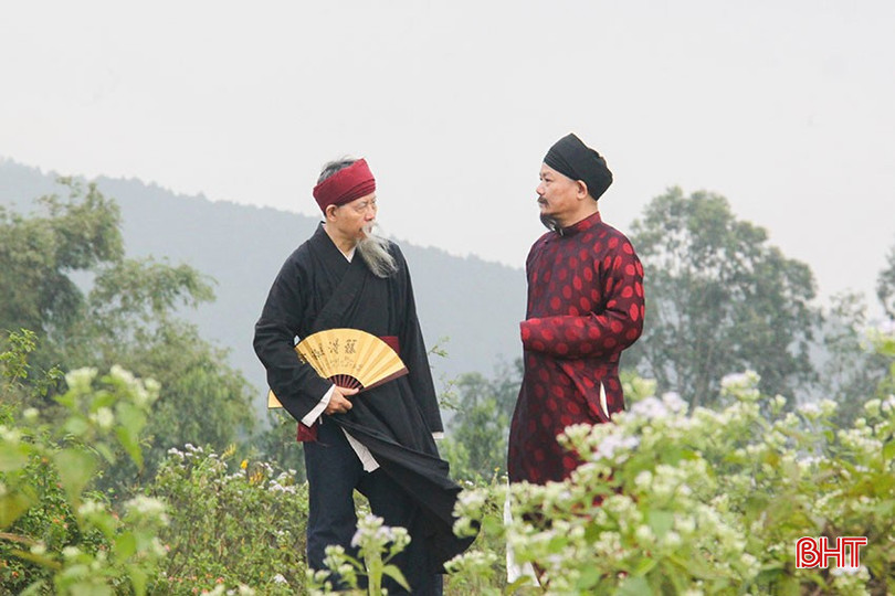 Biên kịch Trần Đình Tuấn (bên phải) tham gia một vai nhỏ trong phim Đại thi hào Nguyễn Du. bqbht_br_a7.jpg