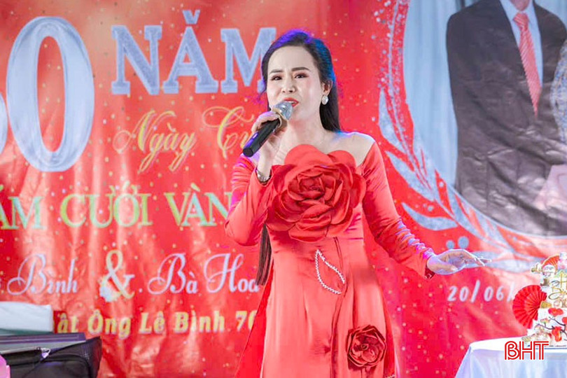 Ca sỹ, MC Phương Thảo biểu diễn trong một show kỷ niệm 50 năm ngày cưới của một khách hàng (tháng 6/2025). bqbht_br_a4.jpg