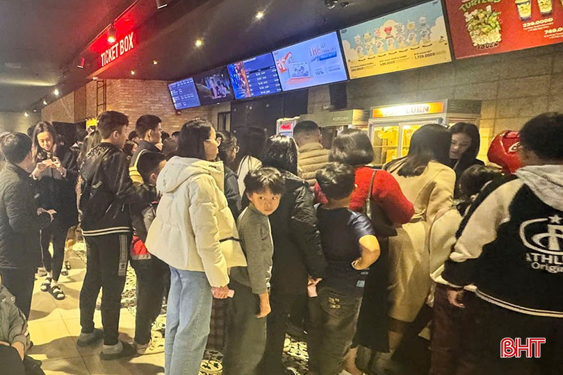 Khán giả xếp hàng mua vé xem phim "Đèn âm hồn" trong tối ngày 10/2, tại rạp CGV Vincom Hà Tĩnh. bqbht_br_a3.jpg