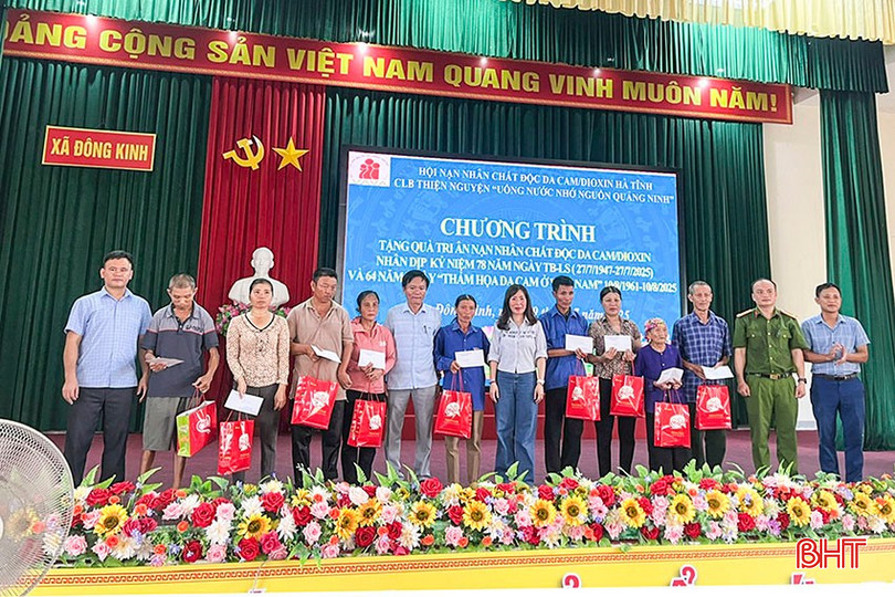 Hội Nạn nhân CĐDC/dioxin tỉnh cùng CLB thiện nguyện "Uống nước nhớ nguồn" Quảng Ninh tặng quà cho các đối tượng nhiễm chất độc da cam tại xã Đông Kinh nhân dịp Ngày Thương binh - Liệt sỹ (27/7/2025). bqbht_br_a5.jpg