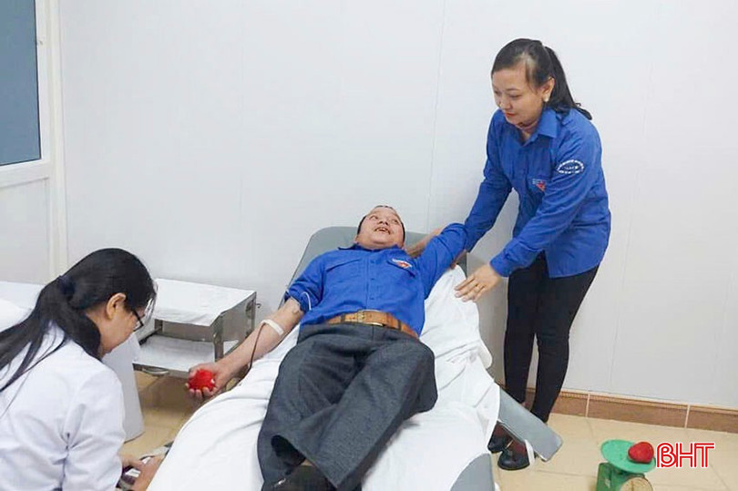 Anh Đinh Văn Nga (thành viên CLB Ngân hàng máu sống xã Thạch Liên, Thạch Hà) thực hiện hiến máu cấp cứu tại Bệnh viện Đa khoa tỉnh. bqbht_br_a7.jpg