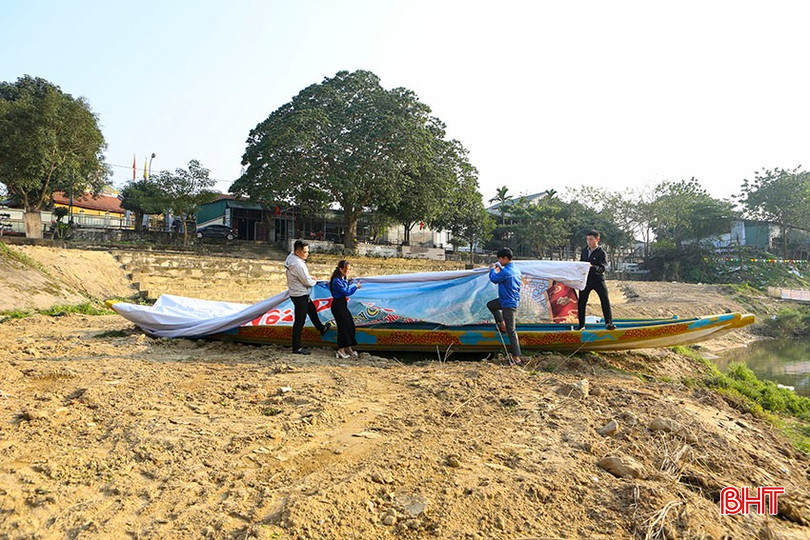 Đoàn viên, thanh niên các xã trên địa bàn Hương Sơn chuẩn bị thuyền phục vụ cho lễ khai hội, đua thuyền truyền thống trên sông Ngàn Phố, sẽ diễn ra vào sáng mồng 8 tháng Giêng năm Ất Tỵ. bqbht_br_a2.jpg